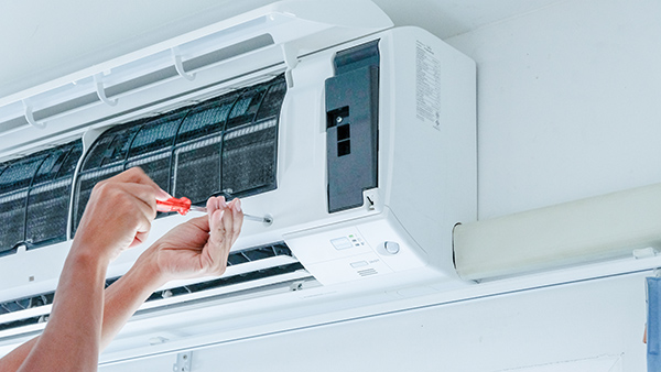instalación de la unidad interior de un aparato de aire acondicionado